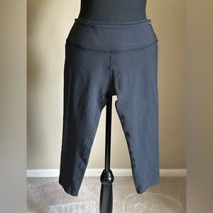 Beyond Yoga Womens Large Black Knee Length, Yoga Pants.